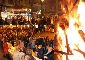 Ampliar información de Qué necesitas saber si quieres participar en la tradición de las Hogueras de Santa Lucía.