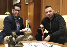 Ampliar información de Alejandro Calleja, campeón mundial de lucha medieval, es recibido por el Alcalde